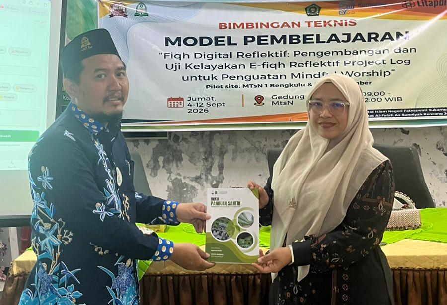 Perkuat Kolaborasi, Kepala TU MTsN 1 Kota Bengkulu Terima Buku Panduan E-Fiqh dari Universitas Al-Falah As-Sunniyah