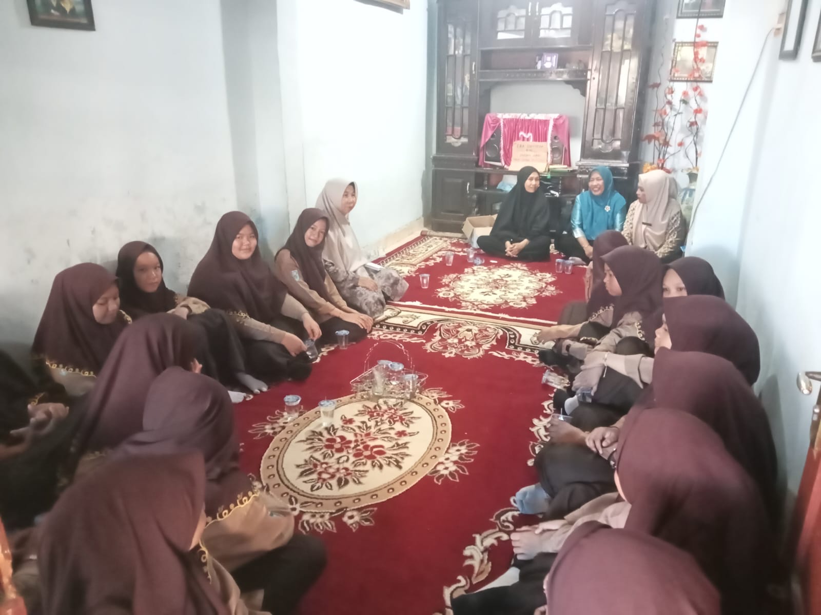 Wujud Kepedulian dan Kekeluargaan, Kelas 8G MTsN 1 Kota Bengkulu Takziah ke Rumah Duka M. Fhattan