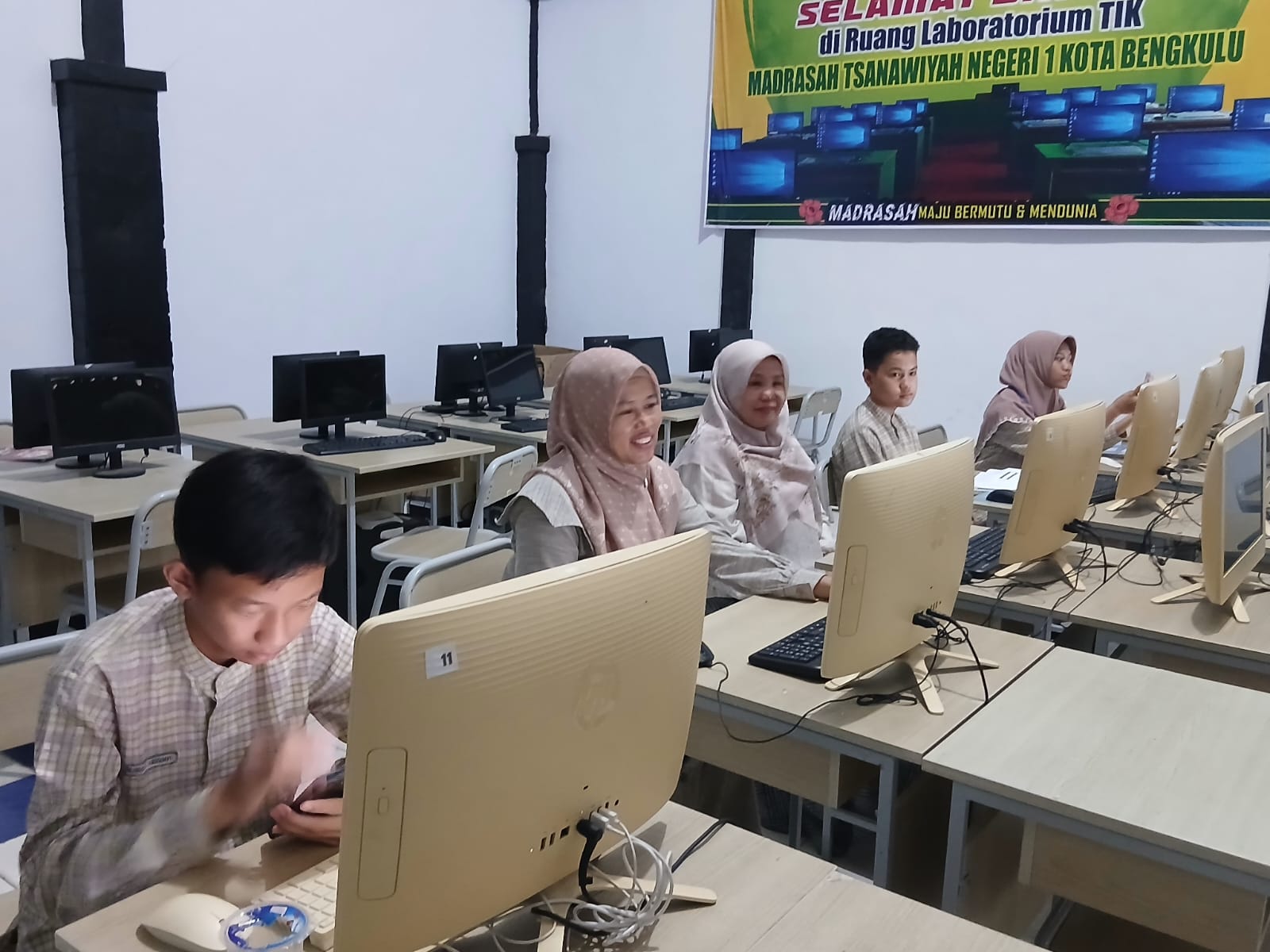 Fokus dan Serius, Siswa MTsN 1 Kota Bengkulu Bidang IPS Matangkan Persiapan OMI 2026