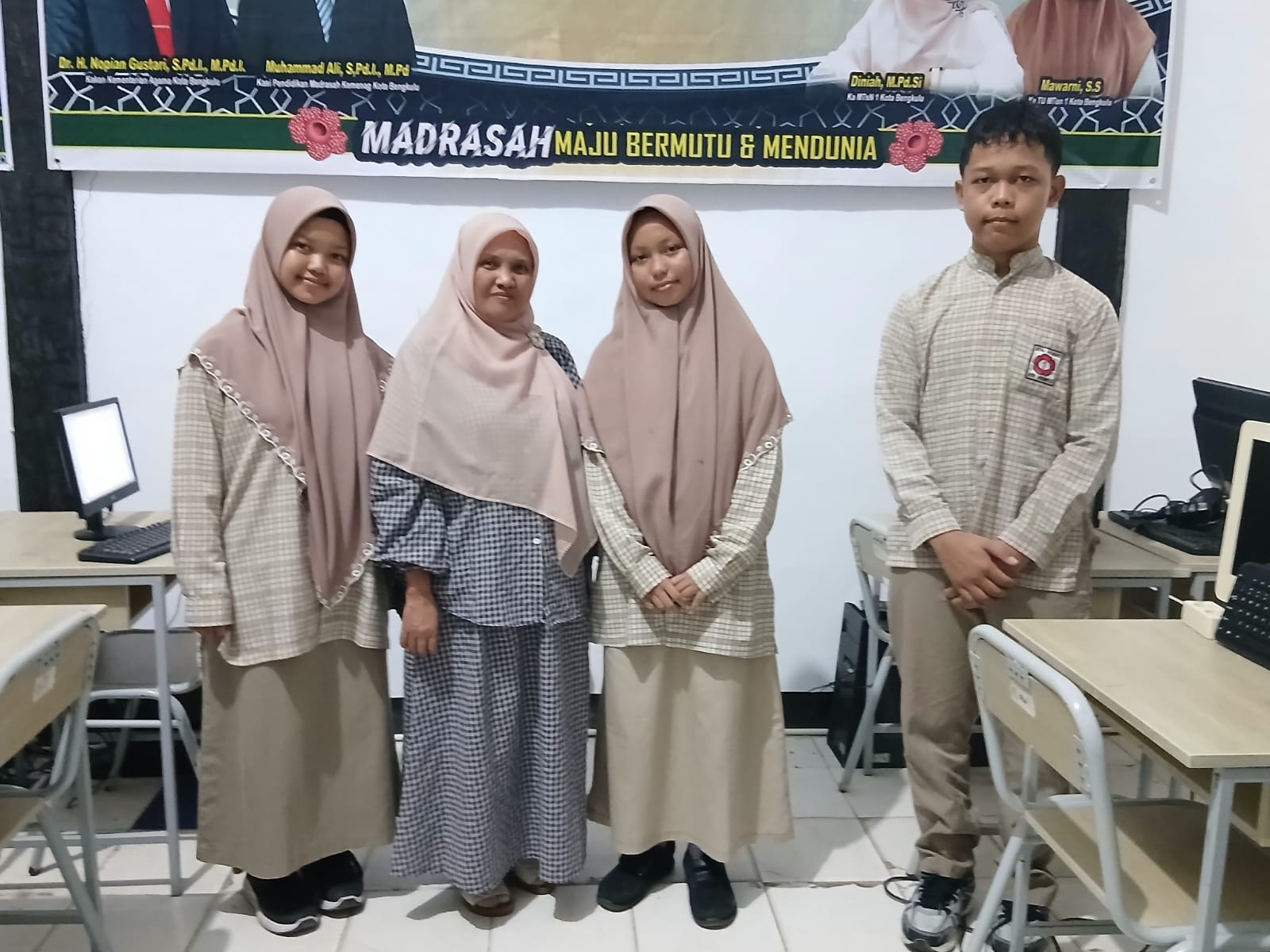 Fokus Hadapi OMI 2026, Siswa MTsN 1 Kota Bengkulu Bidang IPA Ikuti Uji Coba Bersama Pembimbing