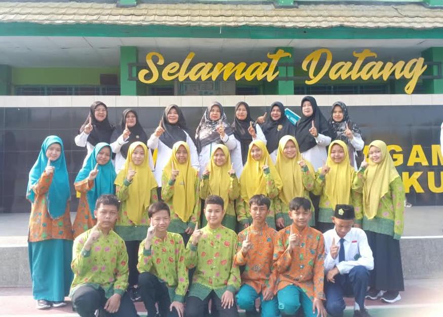 Mantapkan Semangat Kompetisi, MTsN 1 Kota Bengkulu Hadiri Pembukaan OMI 2026