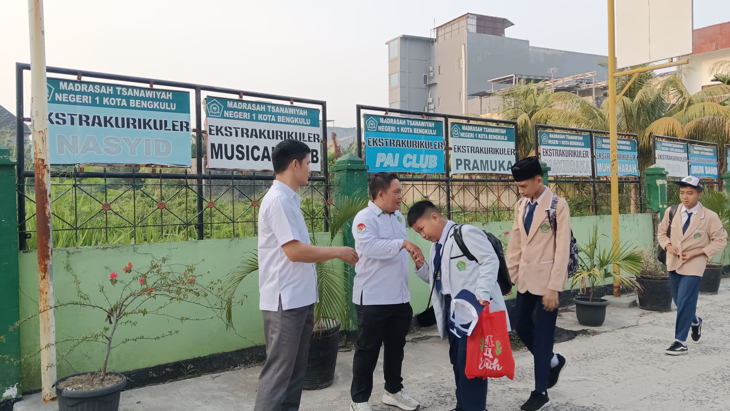 Sambut Siswa dengan Senyum dan Salam, MTsN 1 Kota Bengkulu Perkuat Budaya Positif di Madrasah