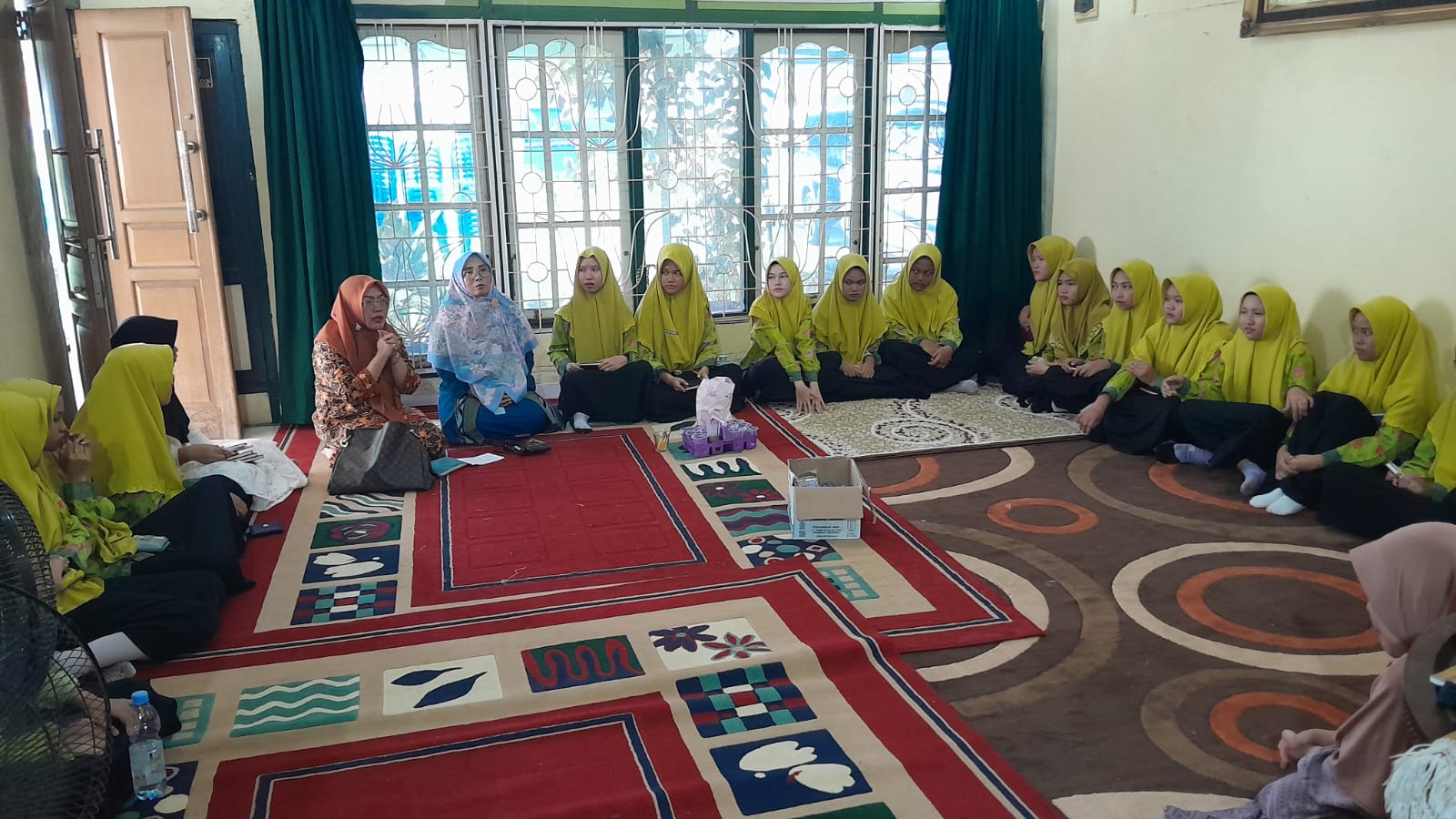 Kuatkan Rasa Kekeluargaan, Kelas IXE Bersama Wali Kelas Kunjungi Siswa yang Berduka