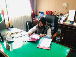 Dukung Pengembangan Riset, Kepala MTsN 1 Kota Bengkulu Laksanakan Analisis Dokumen Izin Penelitian Dosen UNIVED dan UINFAS
