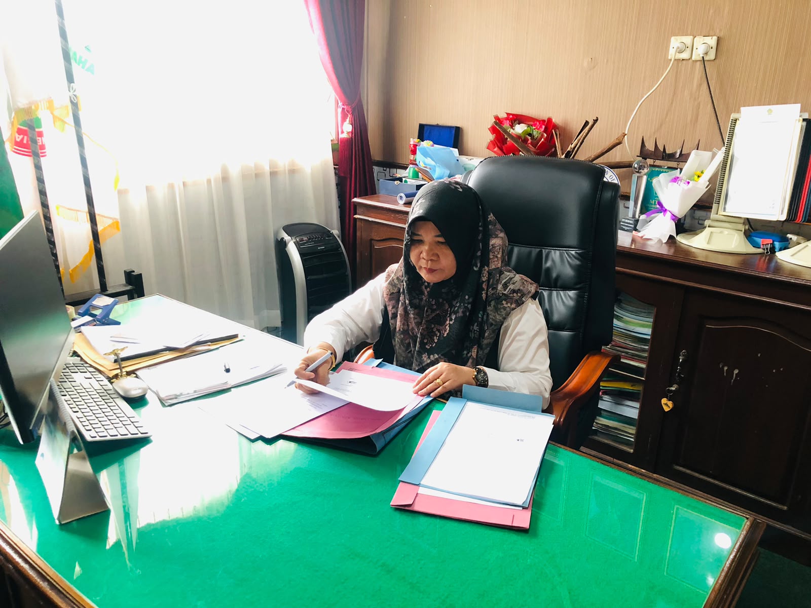 Dukung Pengembangan Riset, Kepala MTsN 1 Kota Bengkulu Laksanakan Analisis Dokumen Izin Penelitian Dosen UNIVED dan UINFAS