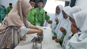 Hadirkan Pembelajaran Berbasis Praktik, Guru IPA MTsN 1 Kota Bengkulu Eksplorasi Perubahan Wujud Zat Bersama Siswa