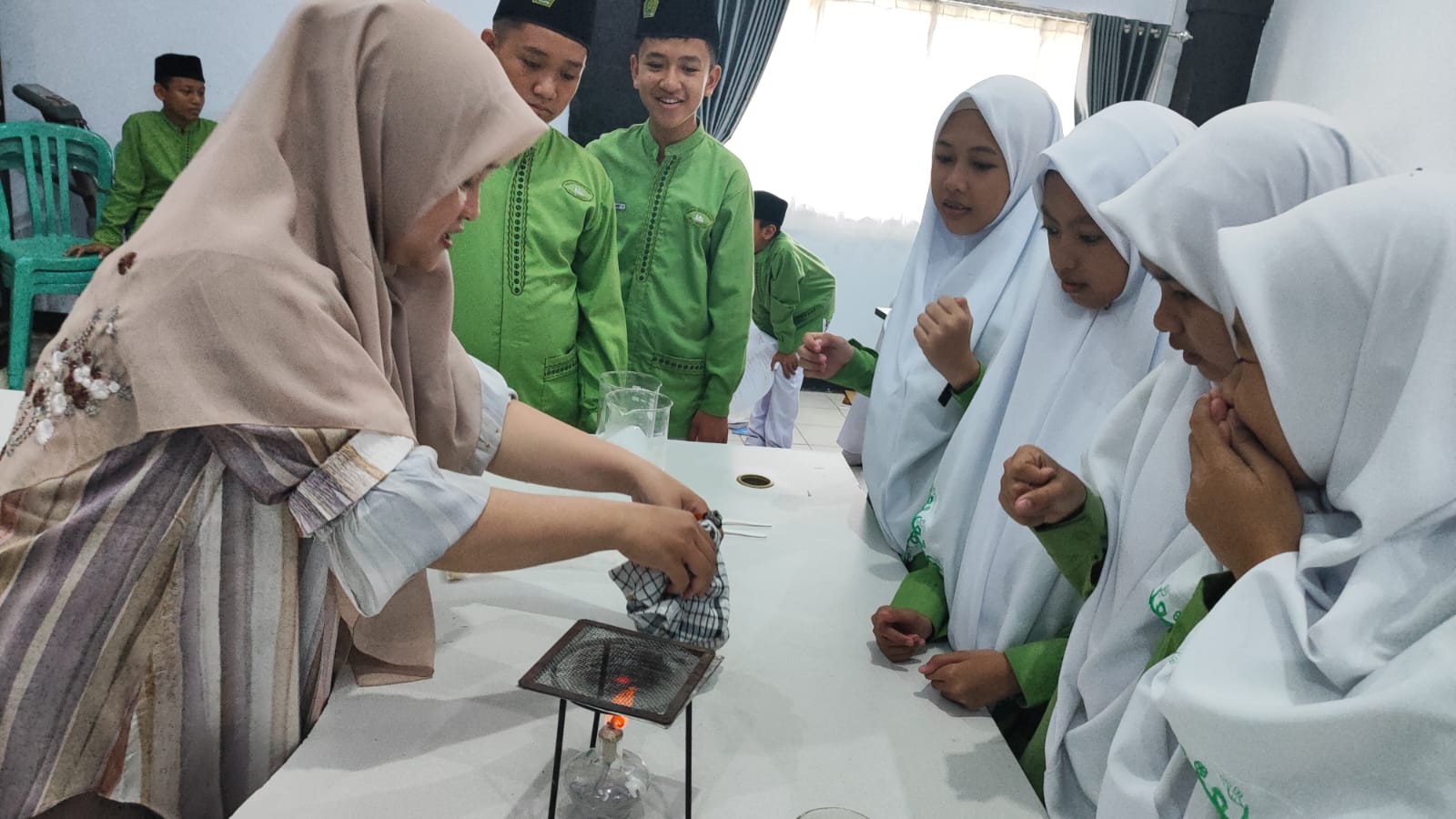 Hadirkan Pembelajaran Berbasis Praktik, Guru IPA MTsN 1 Kota Bengkulu Eksplorasi Perubahan Wujud Zat Bersama Siswa